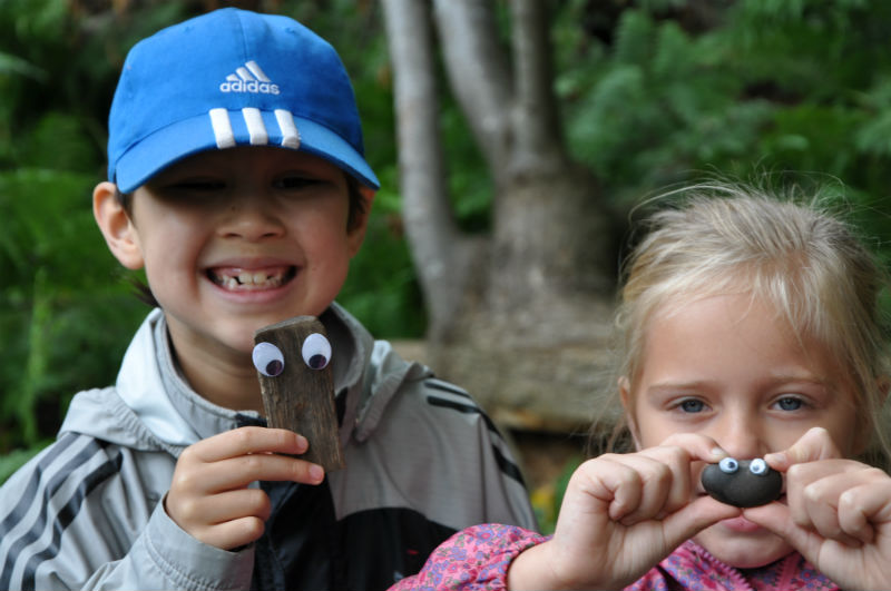 Primary-children-with-googly-eye-sticks-and-pebbles